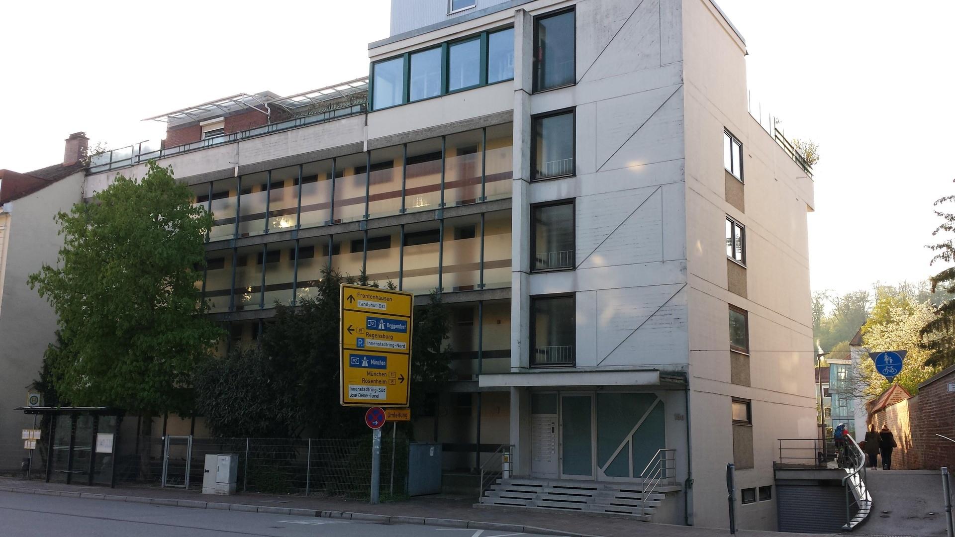 Außenansicht m. Bushaltestelle