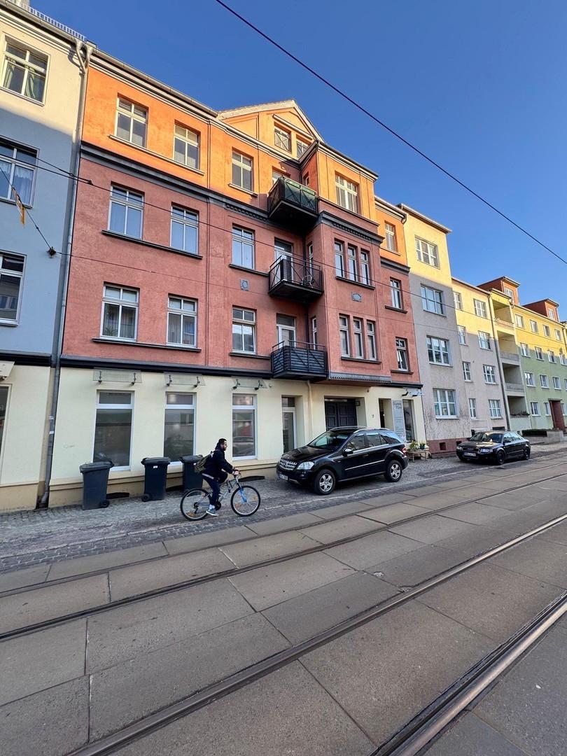Verkehrssituation vor dem Haus