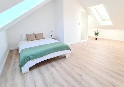 Großes helles Zimmer im ausgebauten Dachgeschoss