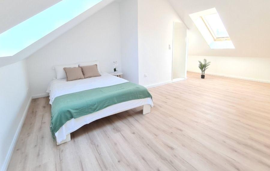 Großes helles Zimmer im ausgebauten Dachgeschoss