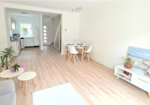 Lichtdurchflutetes Wohnzimmer mit offener Küche