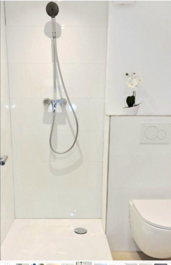 Modernes Bad mit Dusche