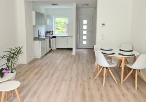 Offene helle Küche mit neuer Haustür