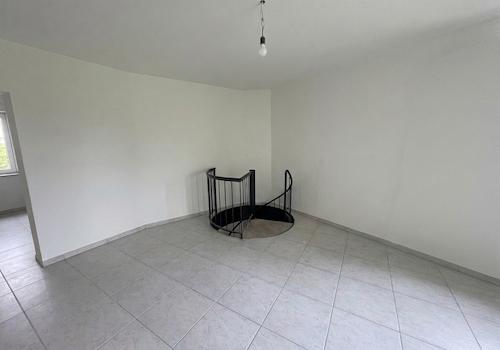 Wohnzimmer, Treppenabgang