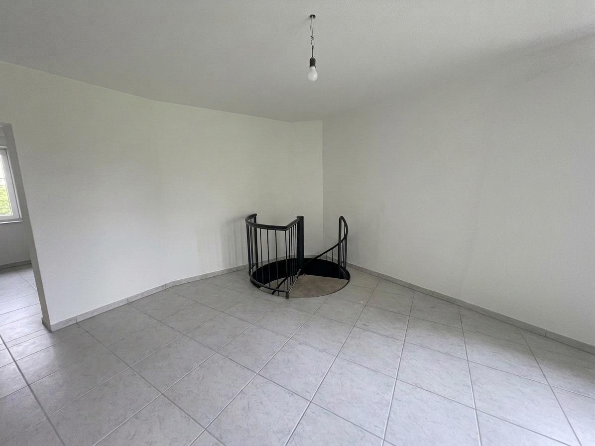 Wohnzimmer, Treppenabgang