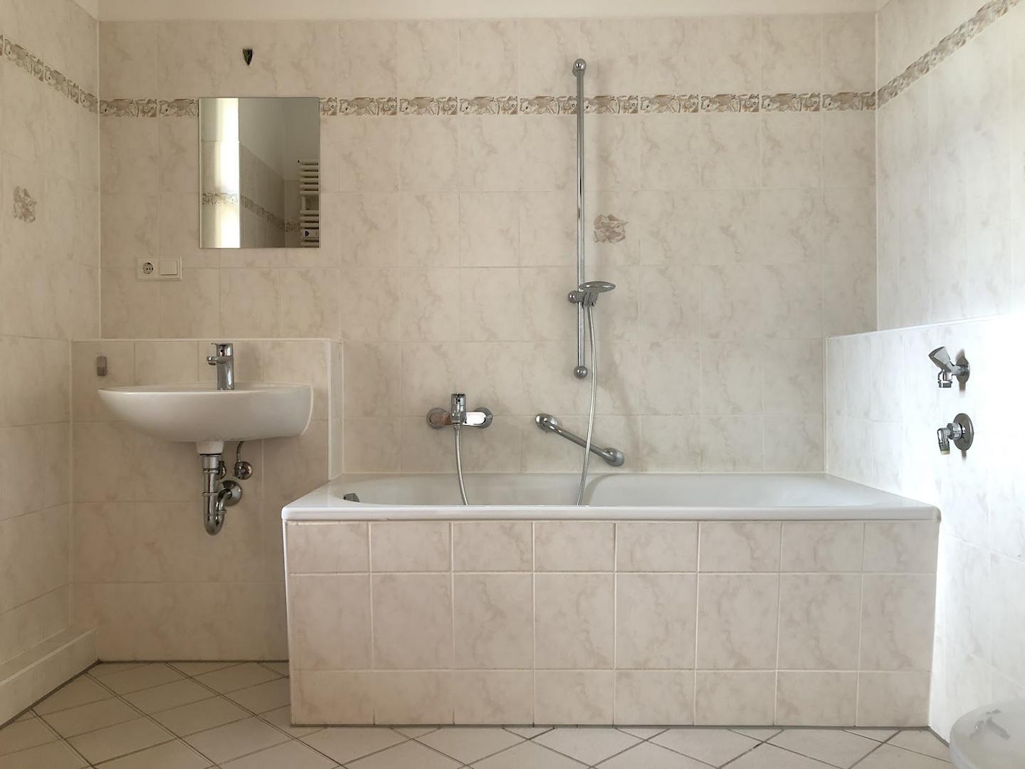 Bad mit Wanne
