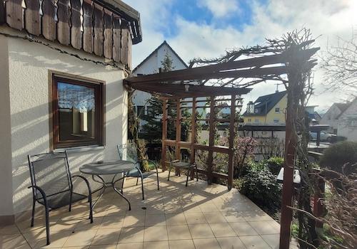 Terrasse mit Pergola (begrünt)