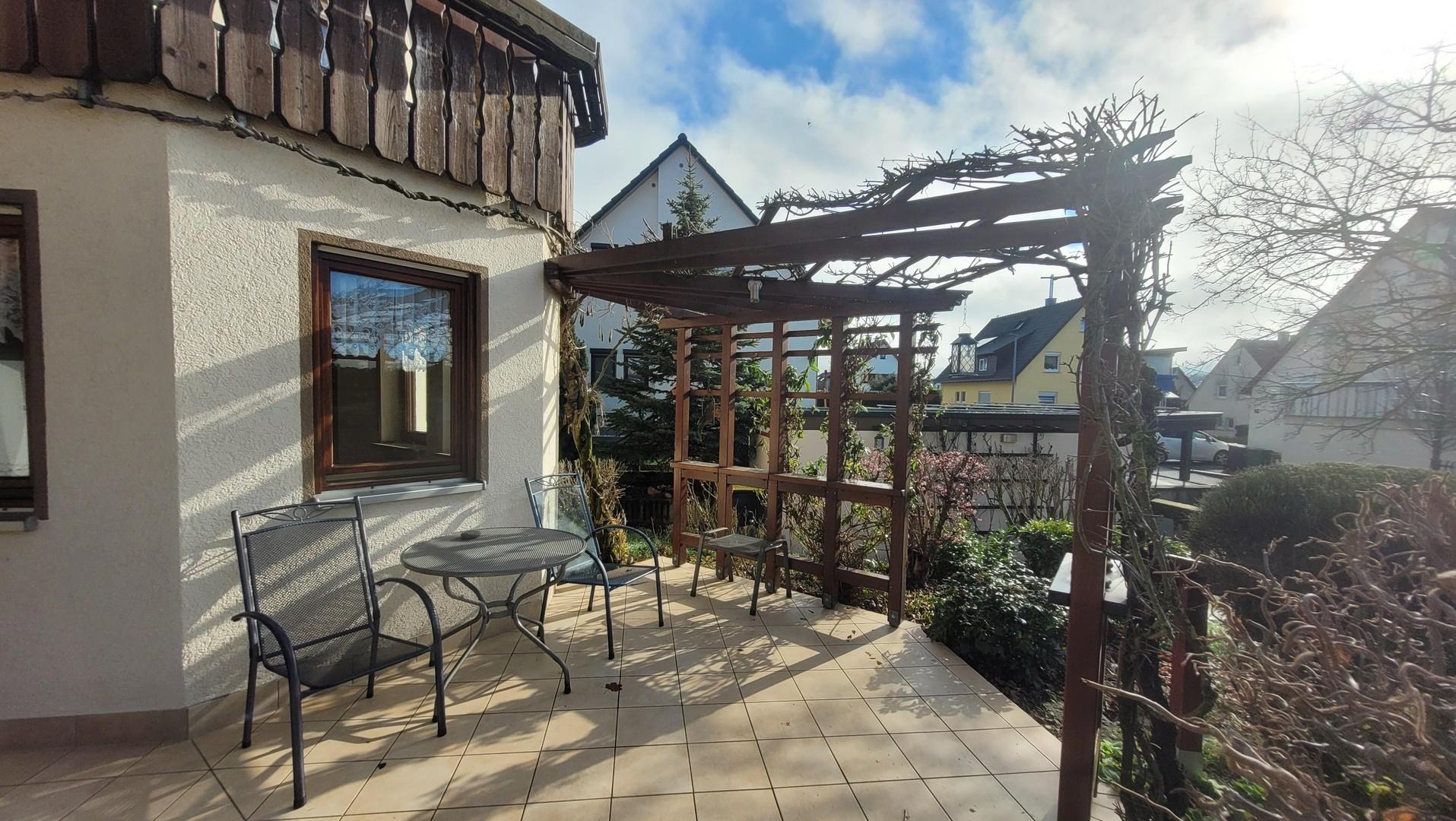Terrasse mit Pergola (begrünt)