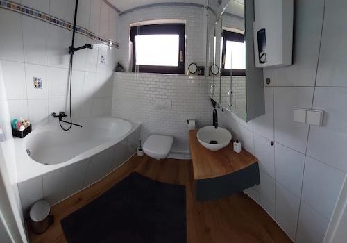 Bad mit Badewanne und Fenster