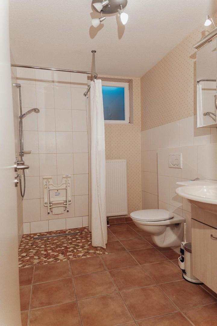 Badezimmer UG Dusche eben.