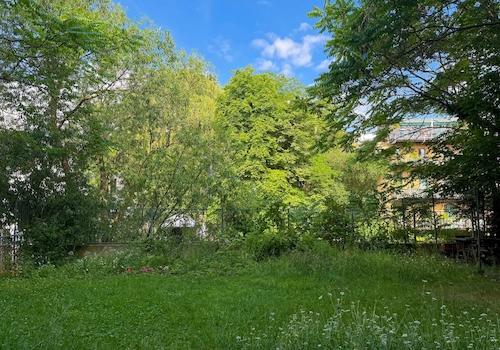 begrünter Innenhof am Kanal
