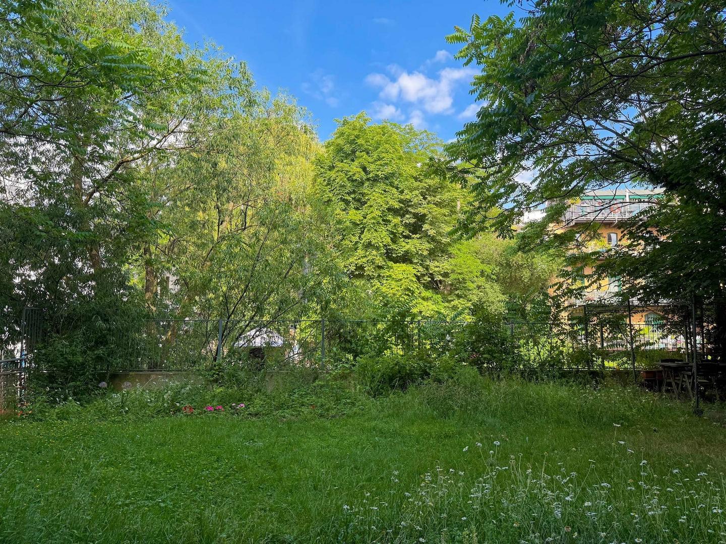 begrünter Innenhof am Kanal