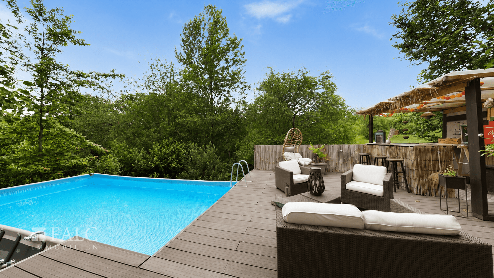 Terrasse mit Pool