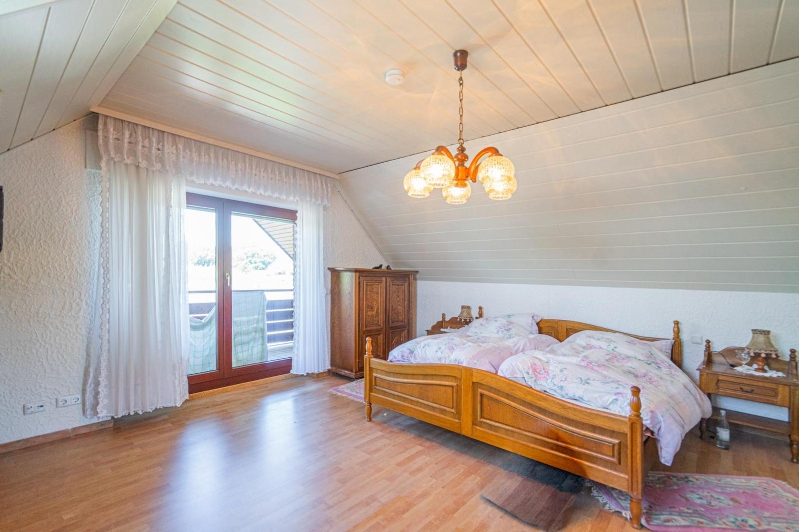 Schlafzimmer 1