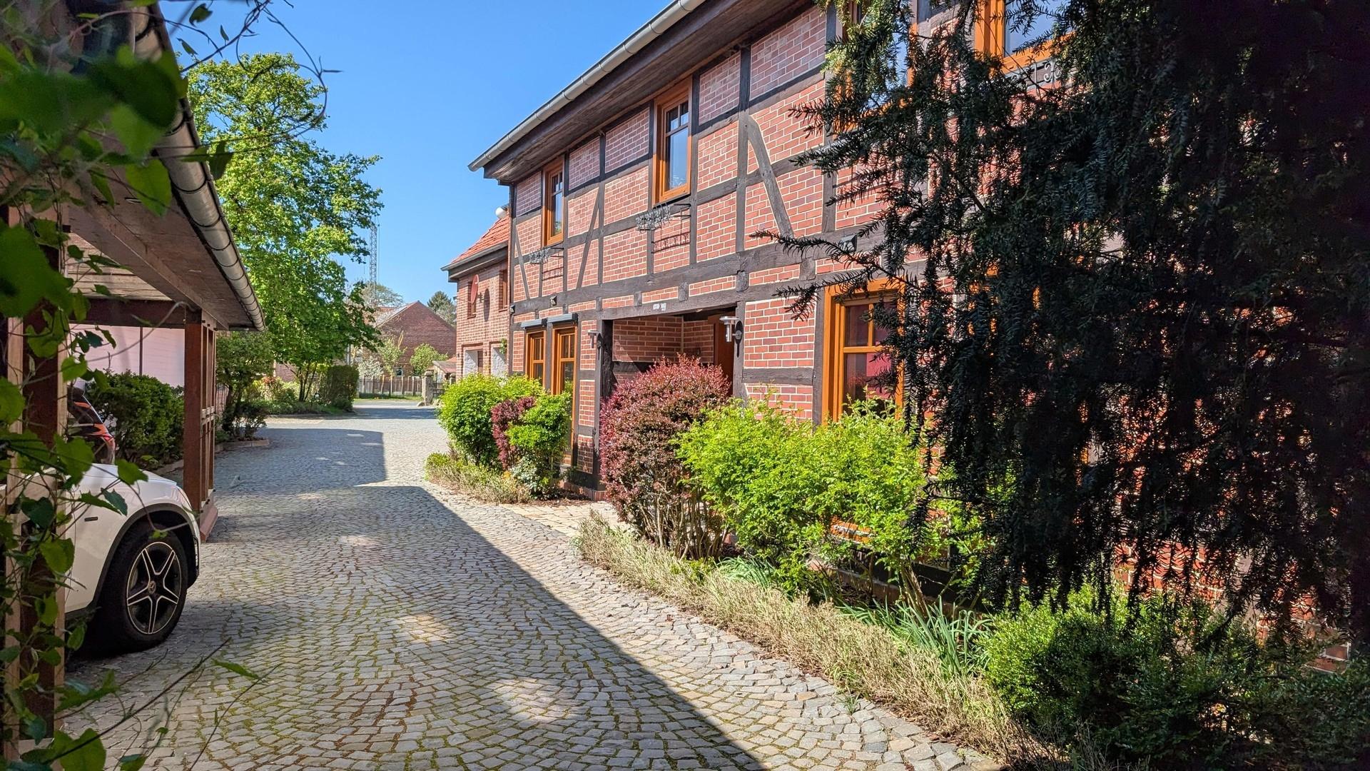 Blick vom Ende der Einfahrt