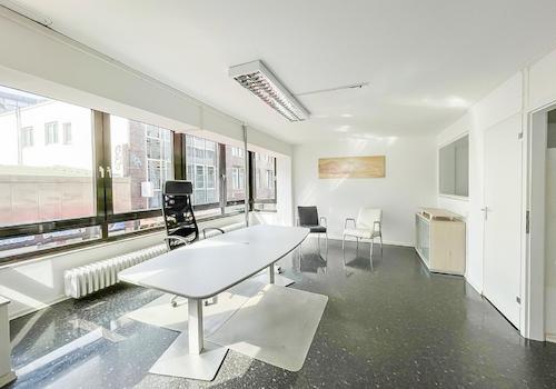 Chef- oder Mehr-Personen-Büro / Besprechungsraum