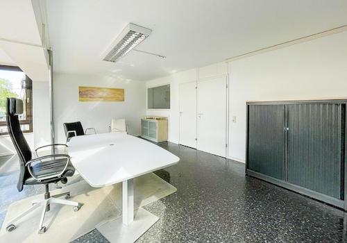 Chef- oder Mehr-Personen-Büro / Besprechungsraum