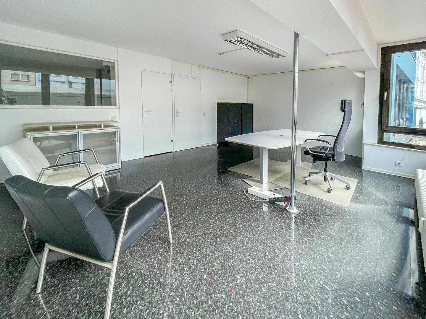 Chef- oder Mehr-Personen-Büro / Besprechungsraum