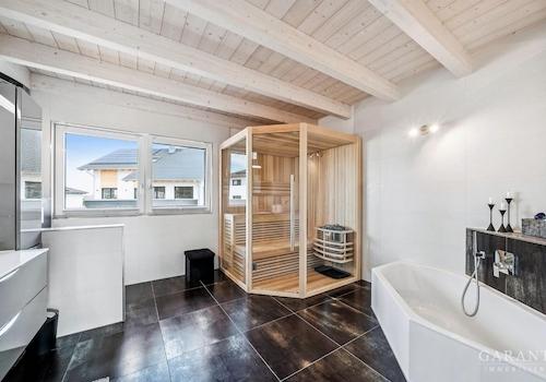 Badezimmer mit Wanne u. Sauna