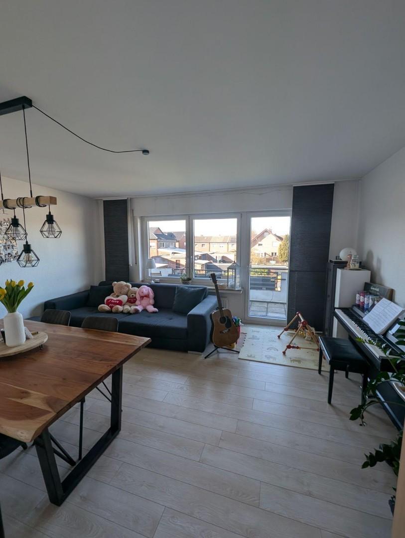Wohnzimmer mit Balkonzugang