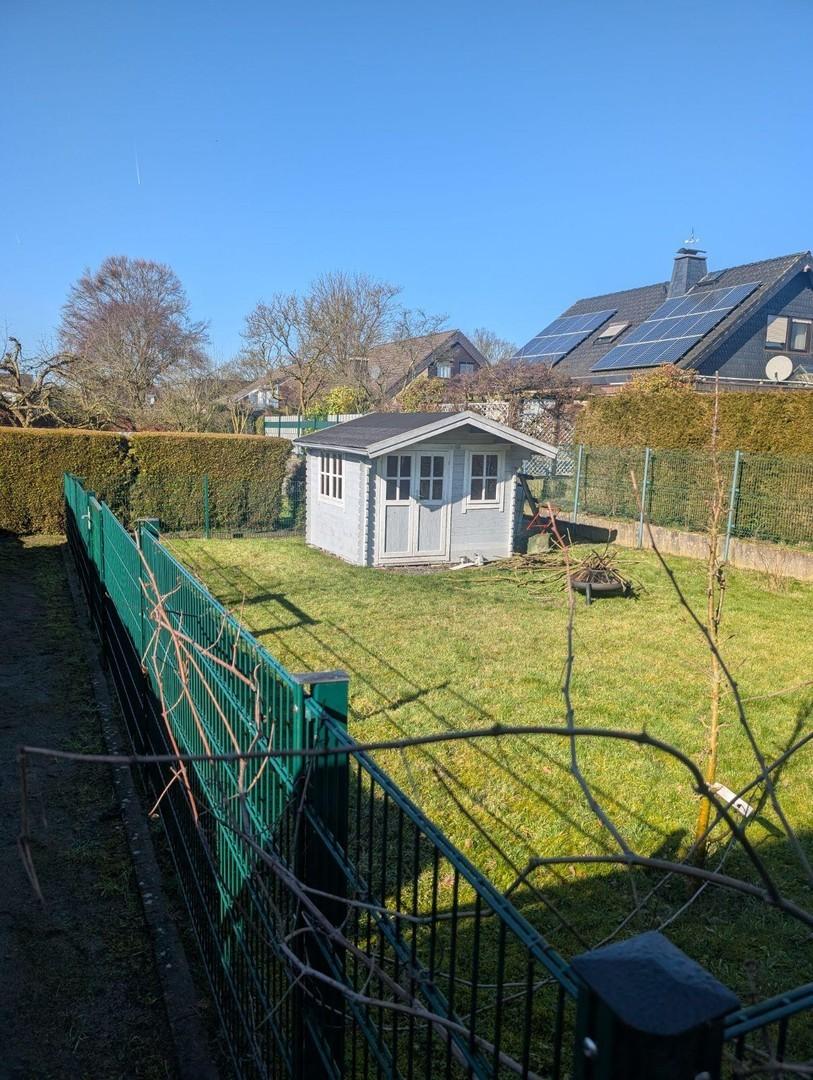 Garten mit Gartenhütte