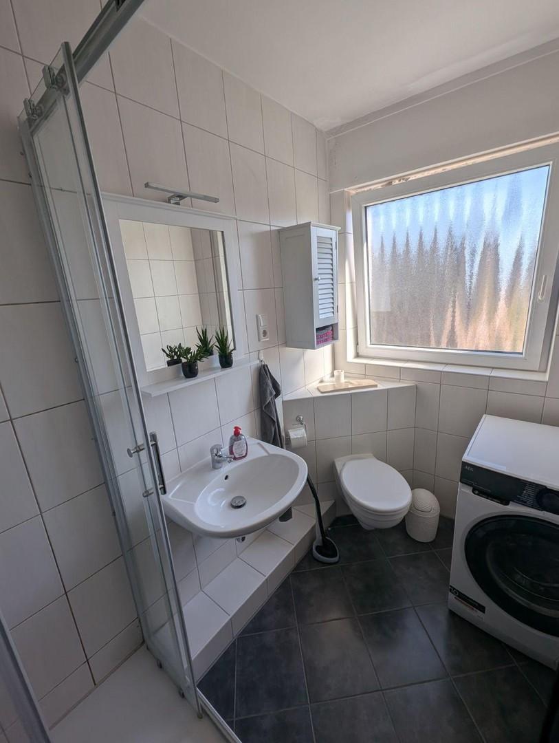 Bad mit Dusche und WC