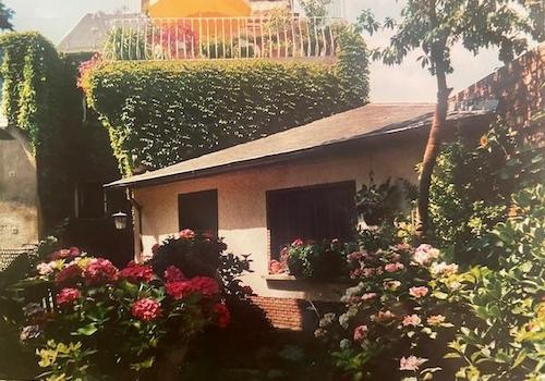 Blick aus Garten zur Terrasse