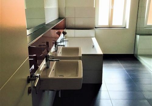 Bad 2 Waschbecken m. Badewanne