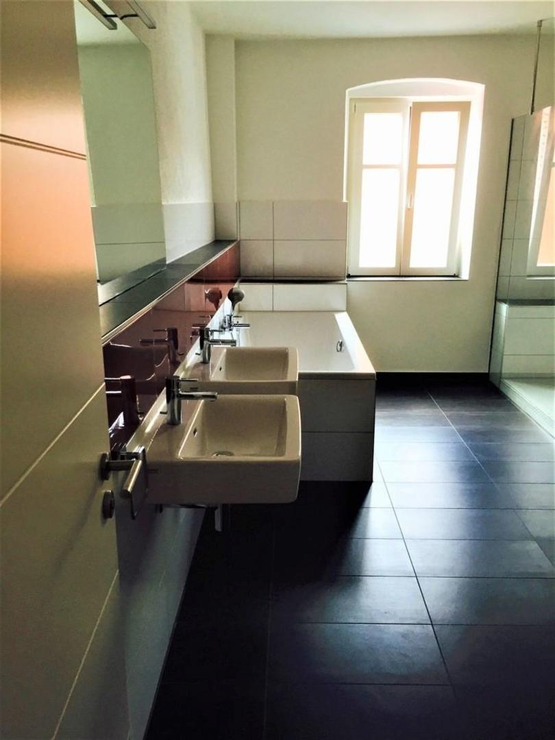 Bad 2 Waschbecken m. Badewanne