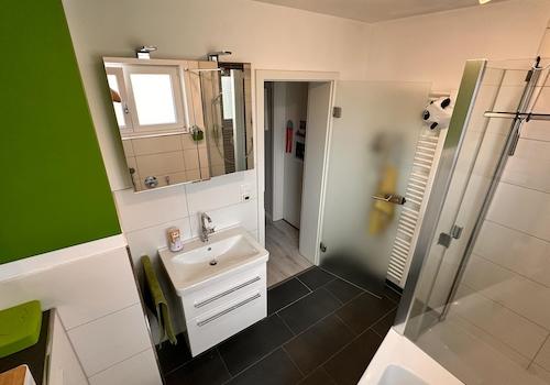 OG: Bad mit Dusche/Badewanne