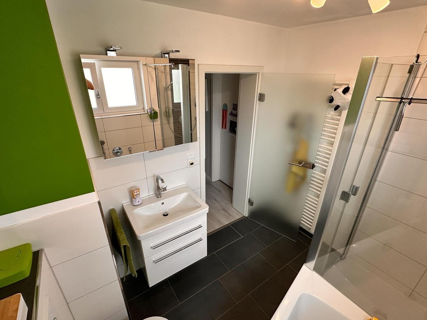 OG: Bad mit Dusche/Badewanne