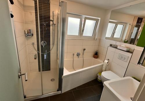 OG: Bad mit Dusche/Badewanne