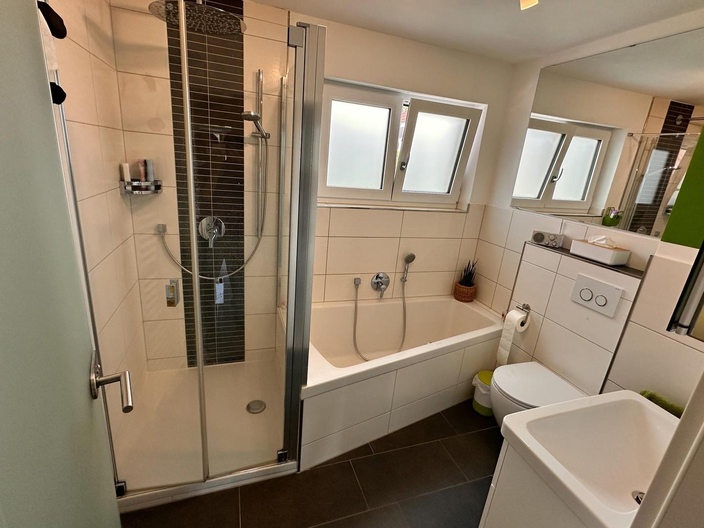 OG: Bad mit Dusche/Badewanne