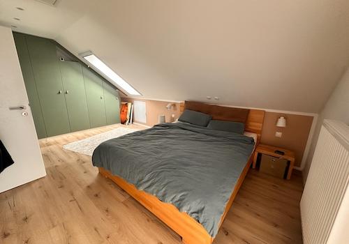 DG: Schlafzimmer und Ankleide