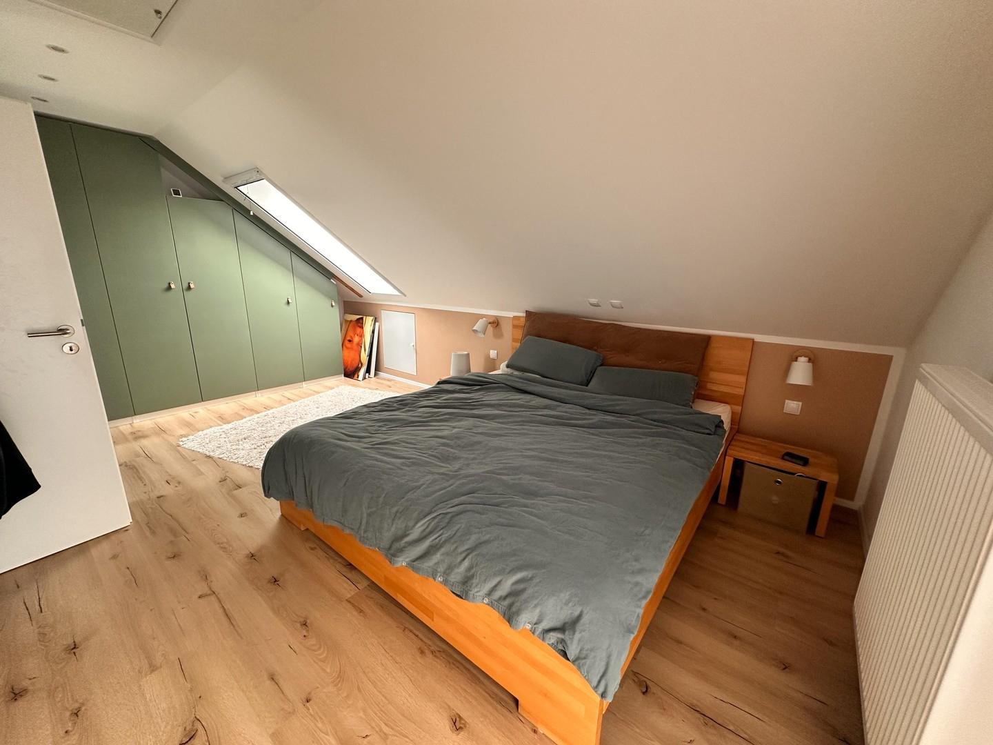 DG: Schlafzimmer und Ankleide