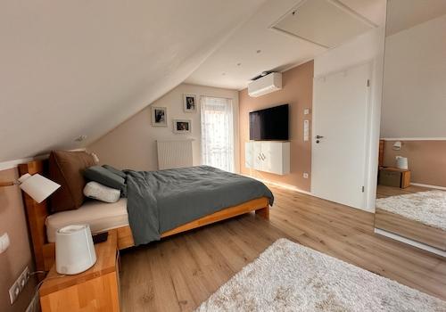 DG: Schlafzimmer und Ankleide