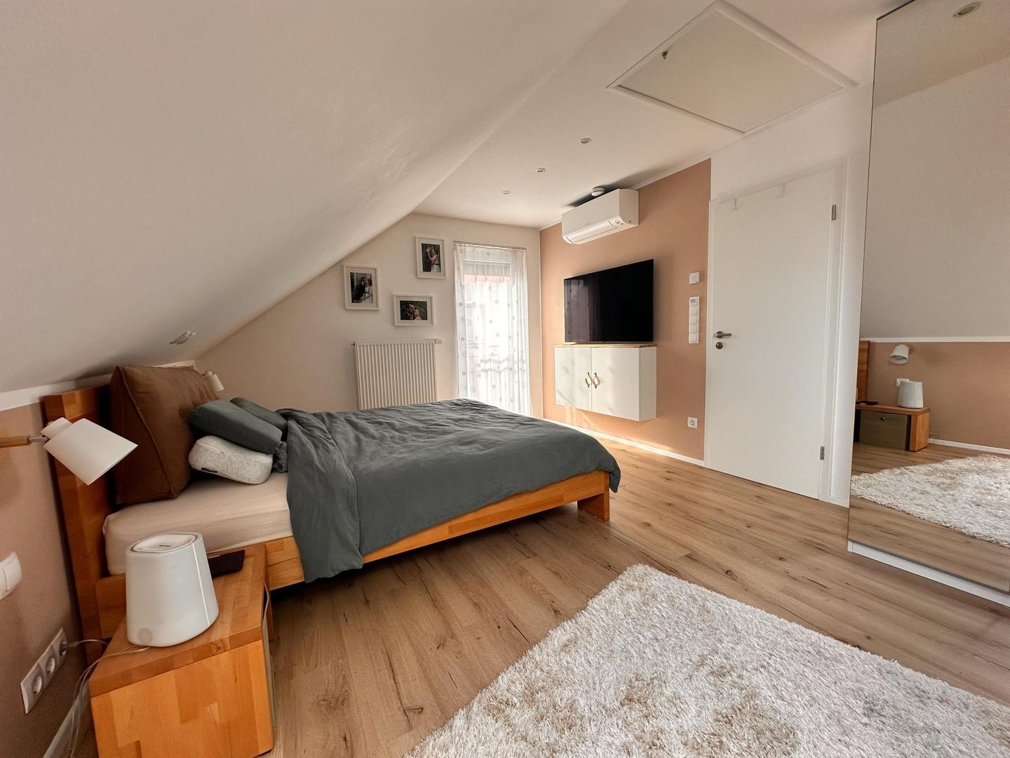 DG: Schlafzimmer und Ankleide