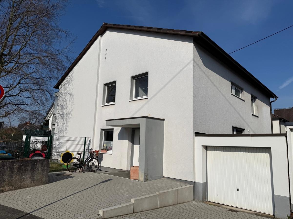 Ansicht mit Garage