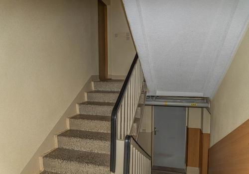 Hausflur und Wohnung links.
