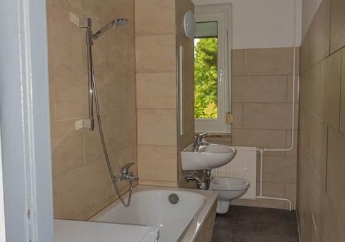 Badezimmer mit WC, Wanne.