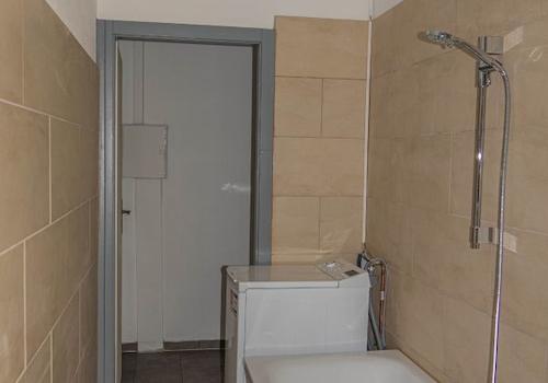 Badezimmer Richtung Flur.