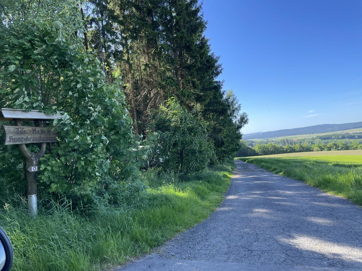Einfahrt von der Straße zur Ackerfläche