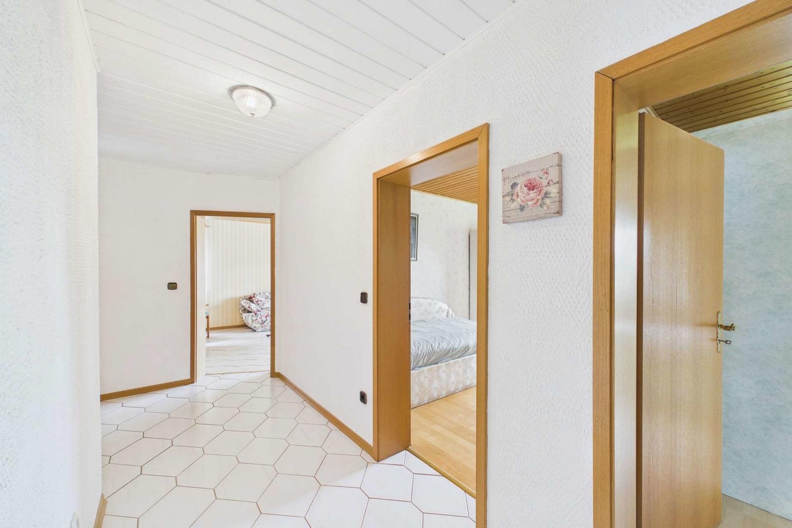 Flur mit Blick in Richtung Wohnzimmer