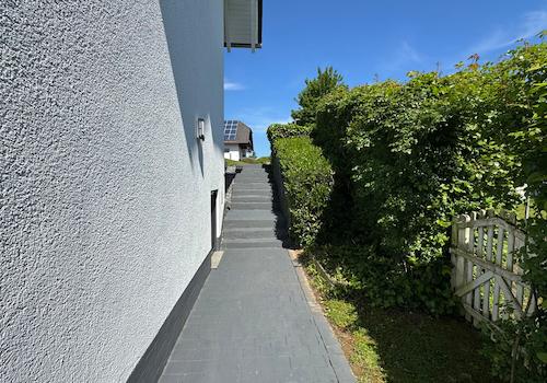 befestigter Weg zur Einliegerwohnung