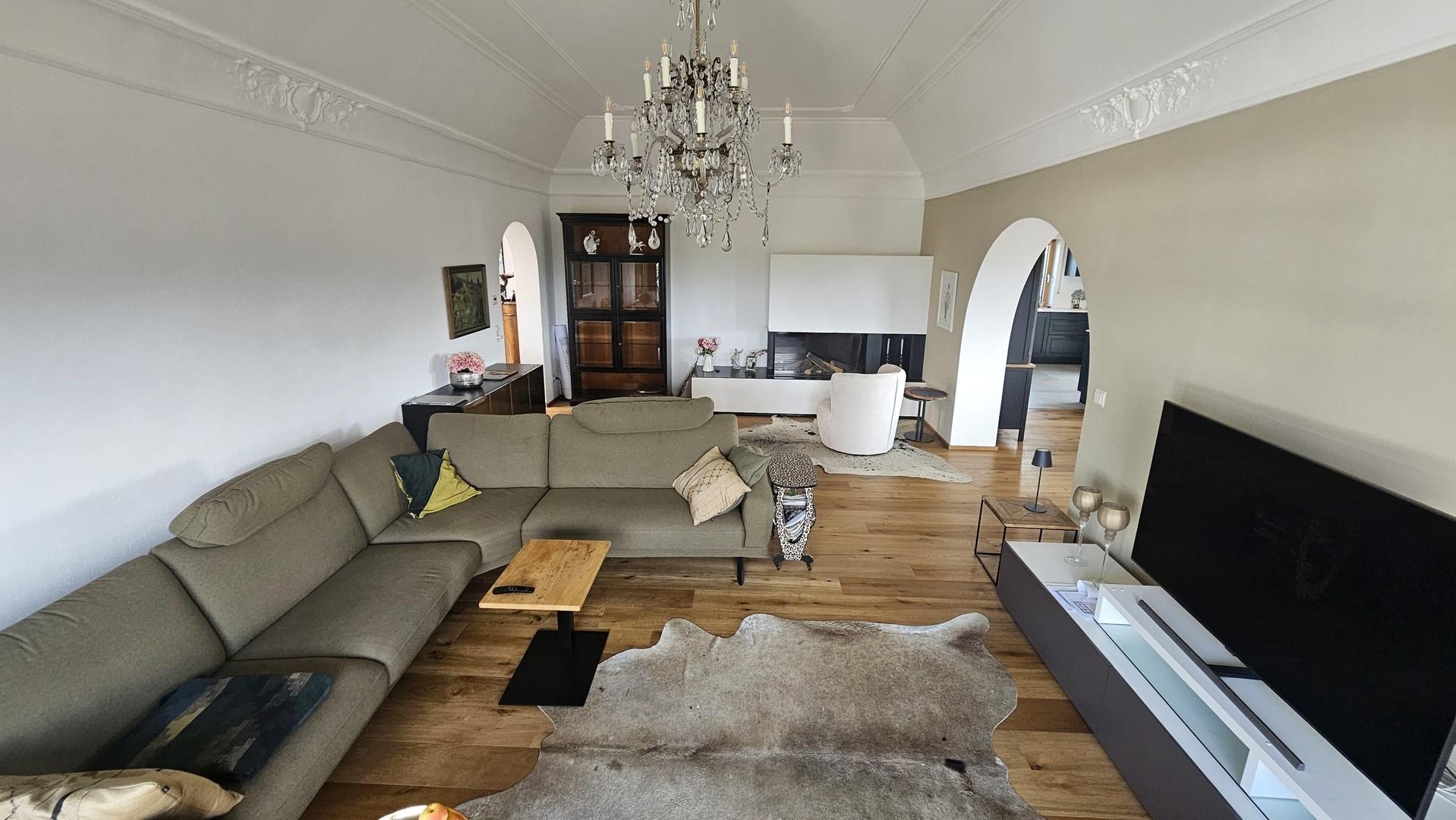 Wohnzimmer Blick auf Gas-Kamin