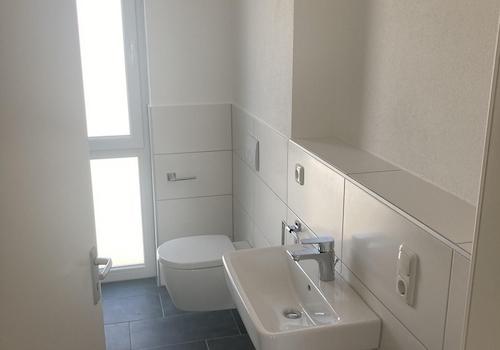Bad mit Dusche und Fenster