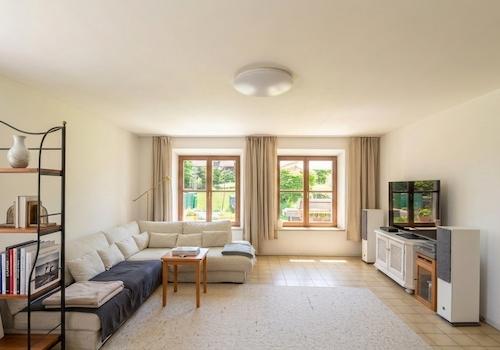 Wohnzimmer mit Blick ins Grüne