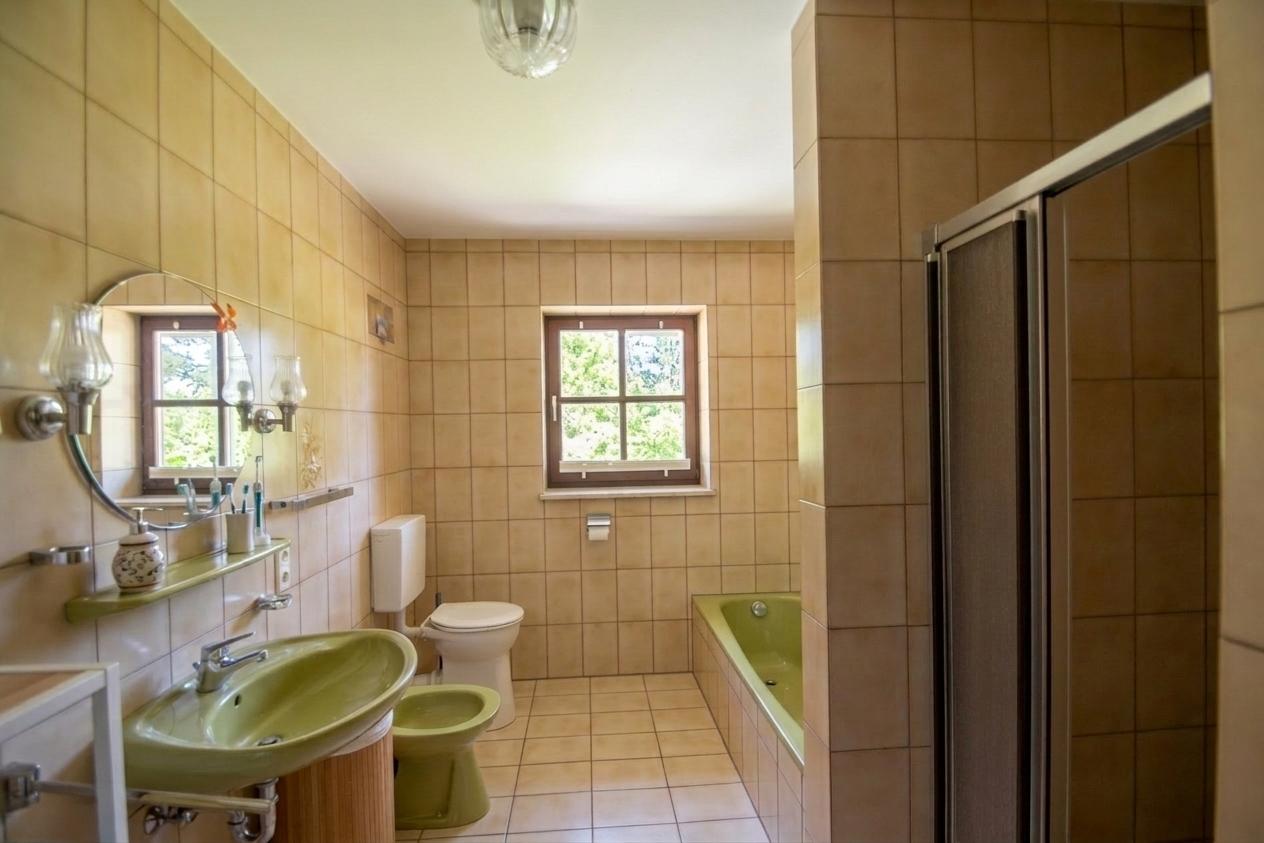 Badezimmer mit Dusche und Badewanne