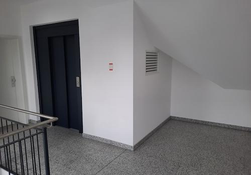 Vorraum mit Aufzug