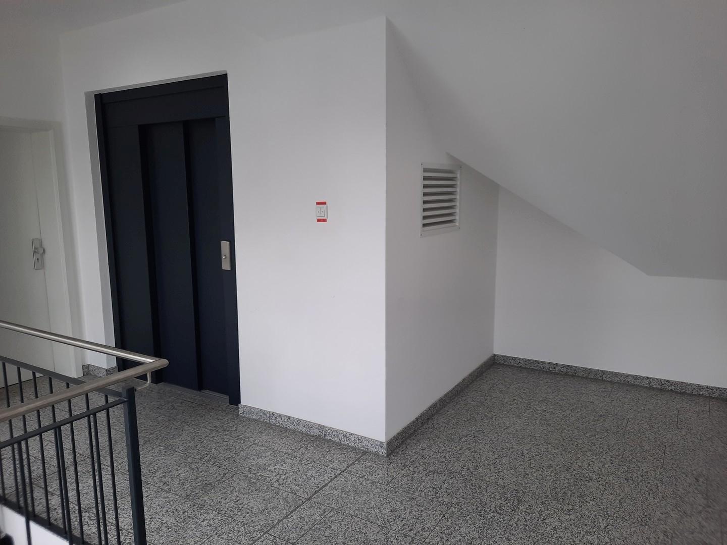 Vorraum mit Aufzug